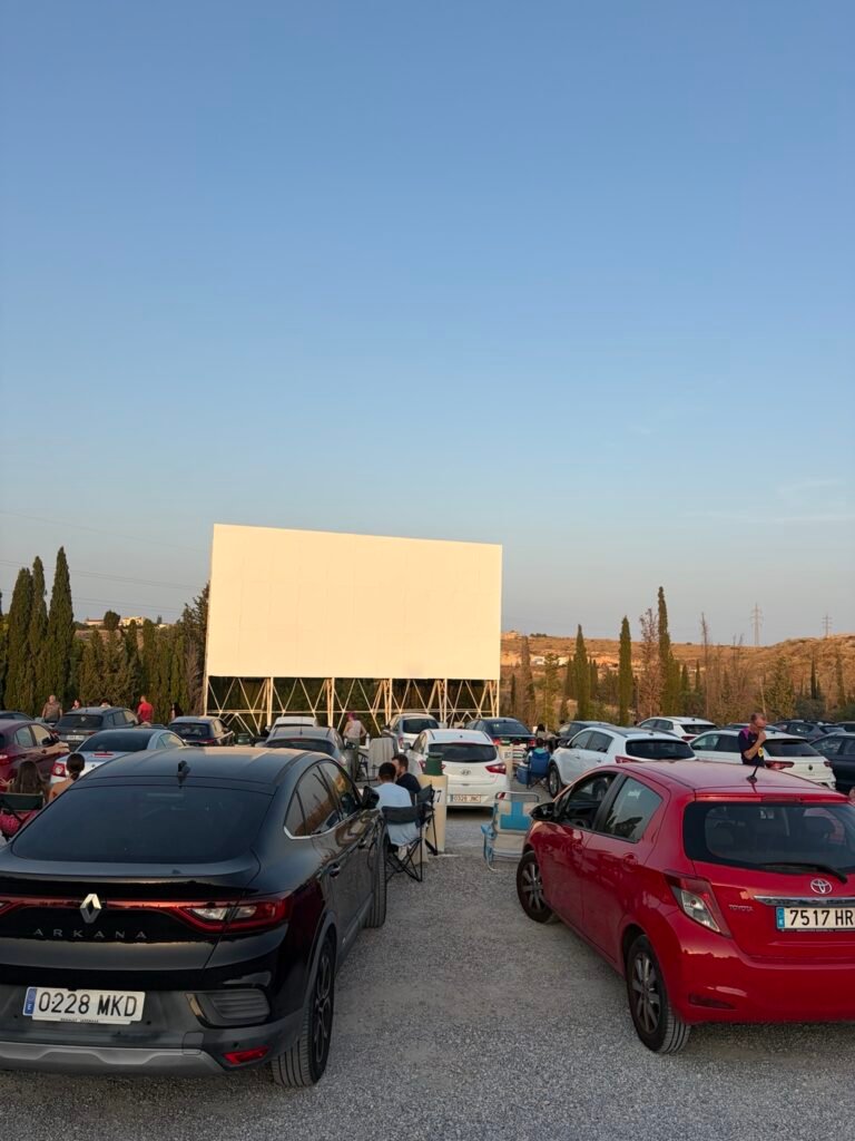 Autocine El Sur: cine bajo las estrellas, cena en el coche y una experiencia que conserva su esencia