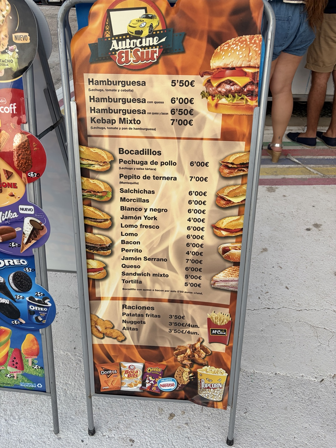 Carta de hamburguesas, bocadillos y palomitas de Autocine El Sur