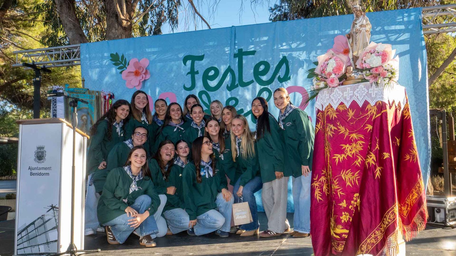 La Comisión del Roser junto a la imagen de la Mare de Déu