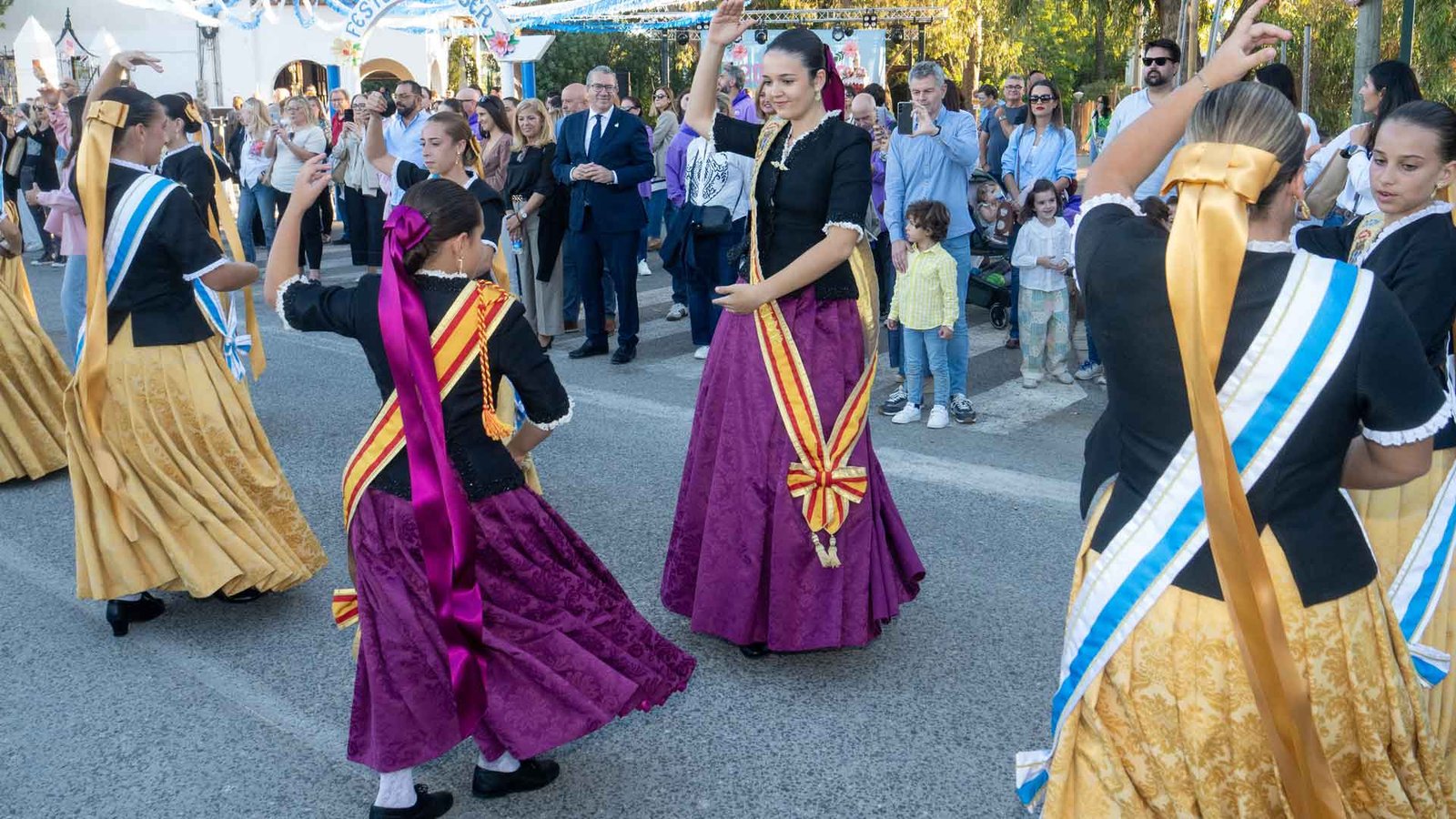 El tradicional ball del peuet en las Festes del Roser de l'Horta
