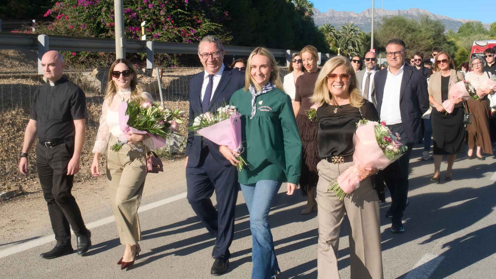 La romería de flores de las Festes del Roser con el alcalde y las autoridades