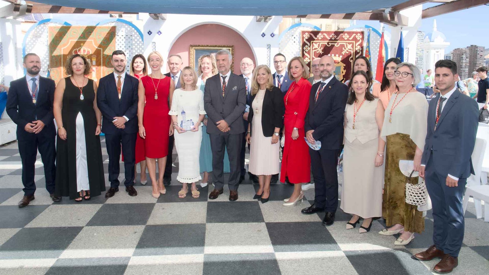 Foto de familia de la corporación municipal y autoridades en el pleno institucional del 9 d'Octubre