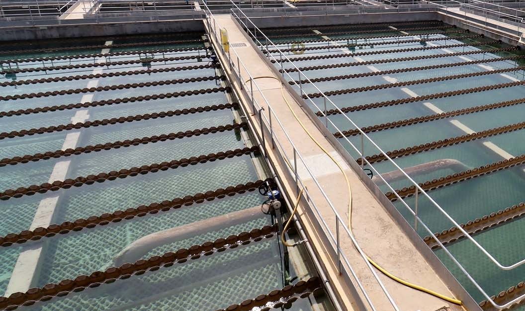 Detalle de las balsas de tratamiento de una instalación del ciclo del agua en la Marina Baixa