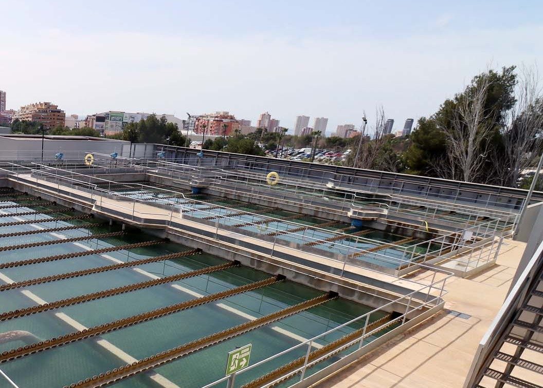 Pasarela central entre las balsas de una instalación del ciclo del agua de la Marina Baixa