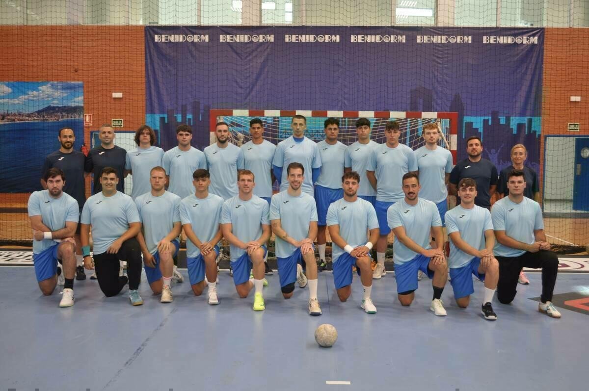 Foto de equipo del Servigroup Benidorm en el Palau d'Esports l'Illa
