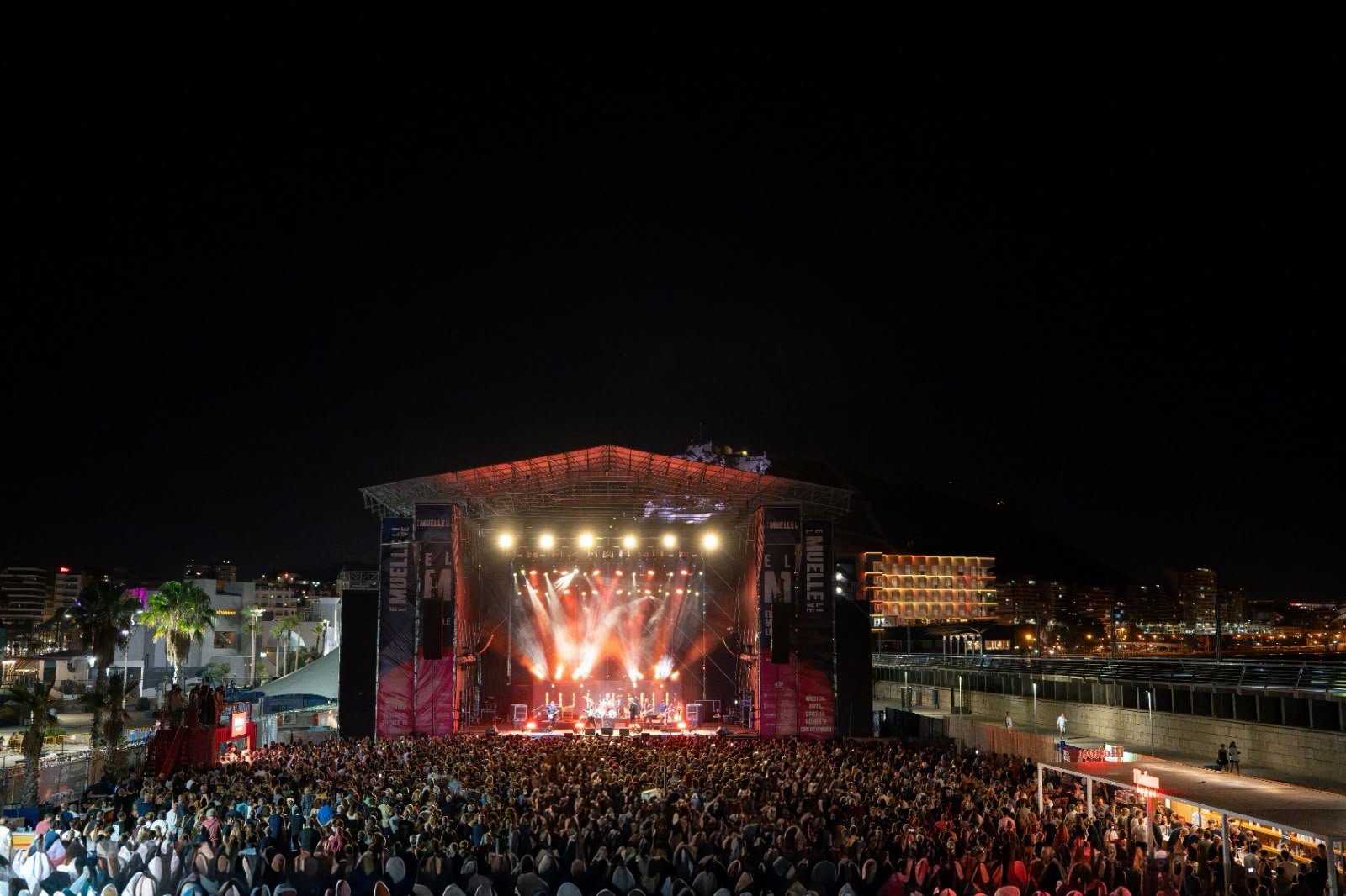 Escenario de El Muelle Live de noche con el público