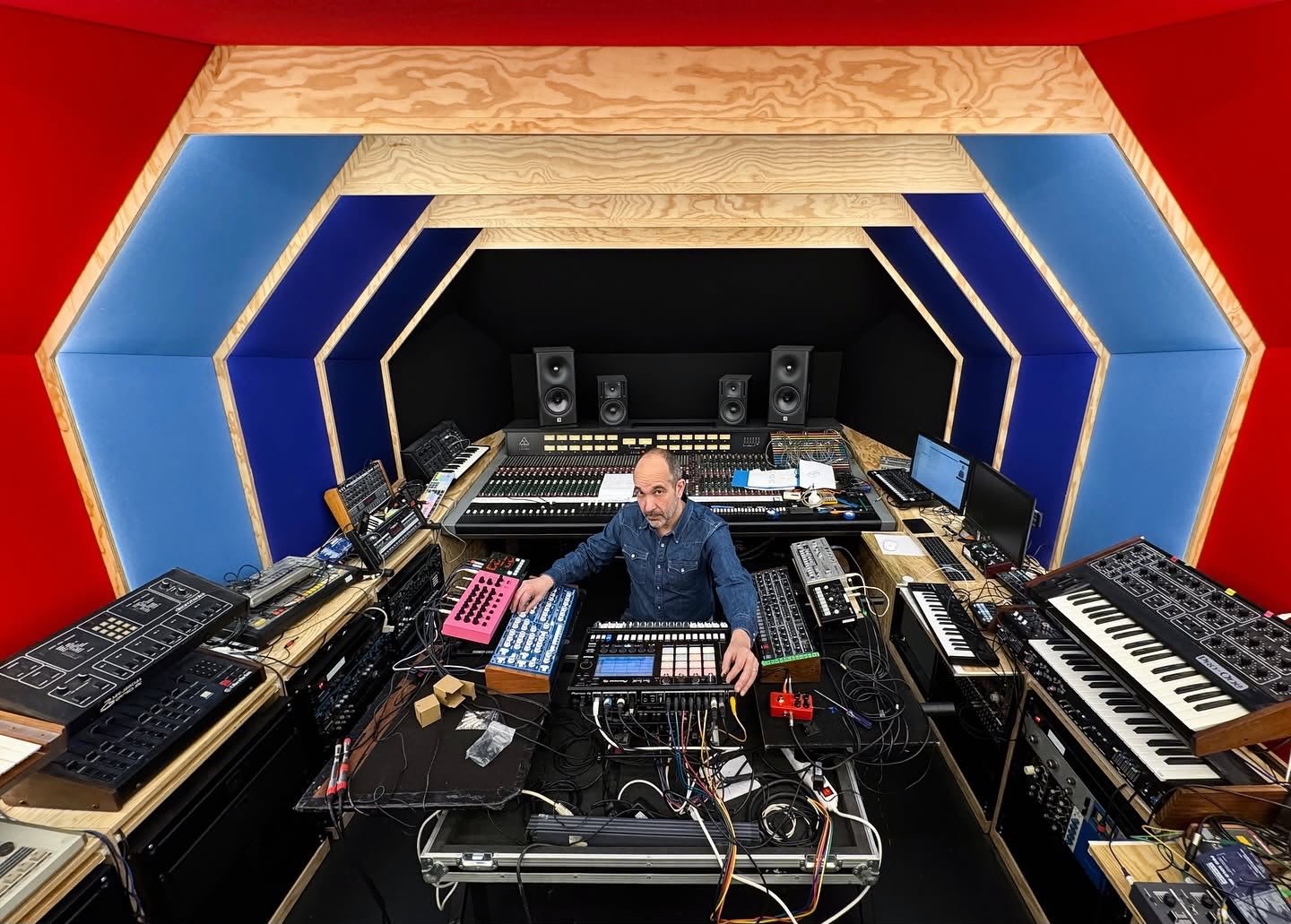 Étienne de Crécy en su estudio rodeado de sintetizadores