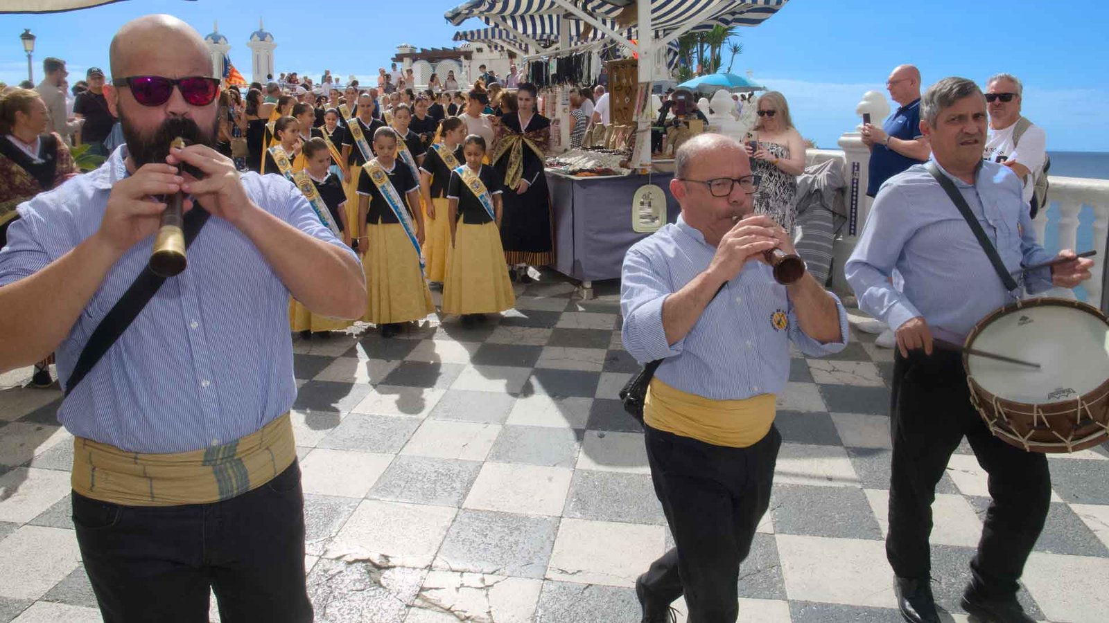 Dolçainers de xirimita y tabalet ante las reinas en la inauguración de la Fira