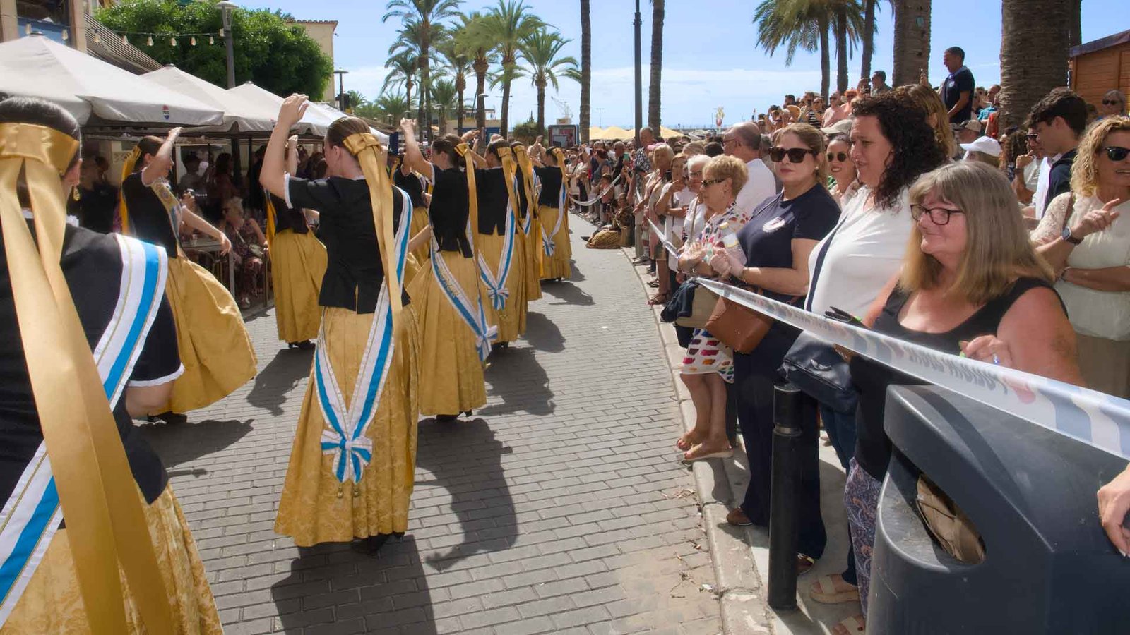 Las reinas y sus cortes de honor danzan el Ball del Peuet ante el público en el Parque de Elche
