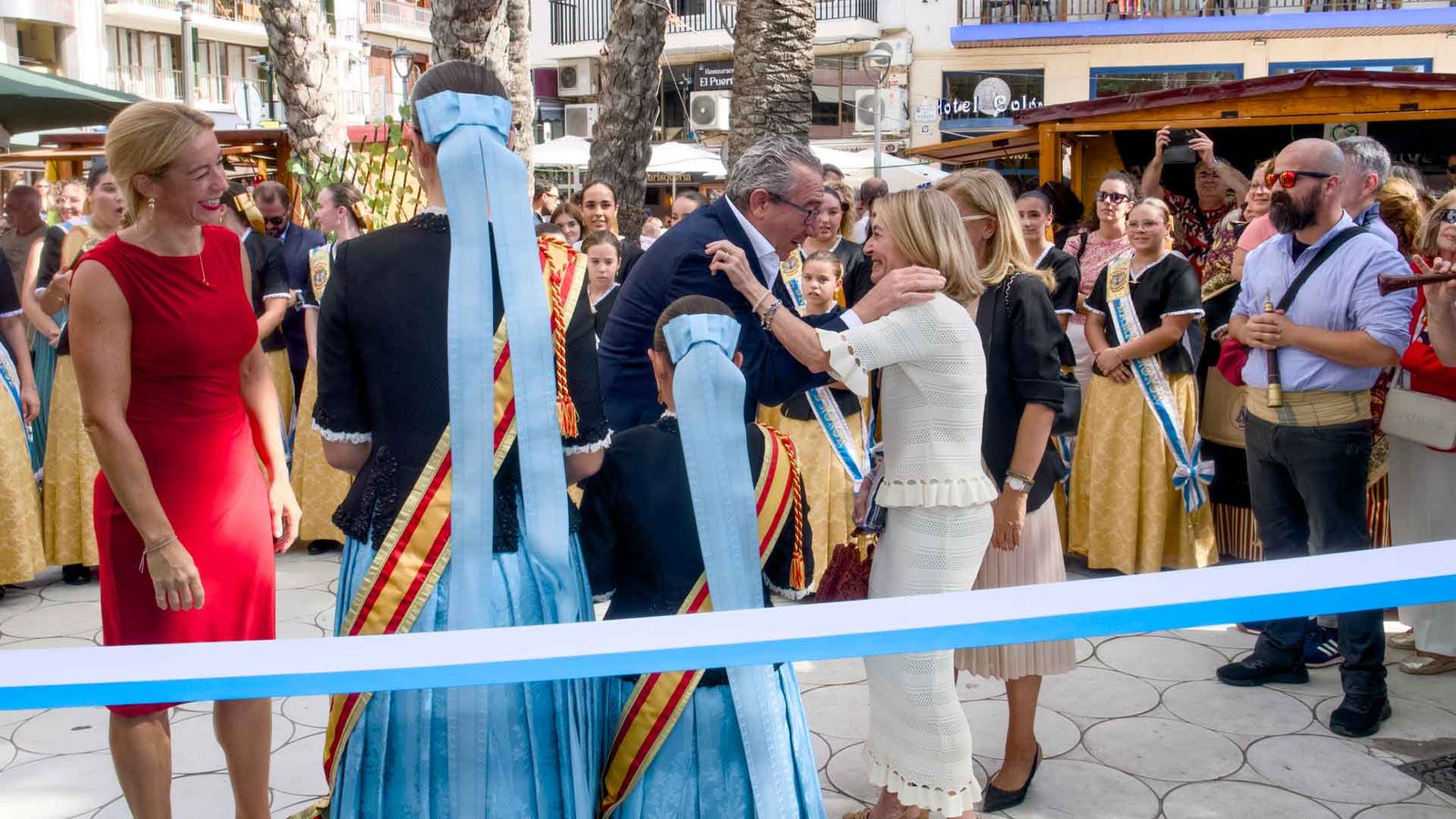 El alcalde Toni Pérez saluda a la concejal Ana Pellicer durante la inauguración de la Fira