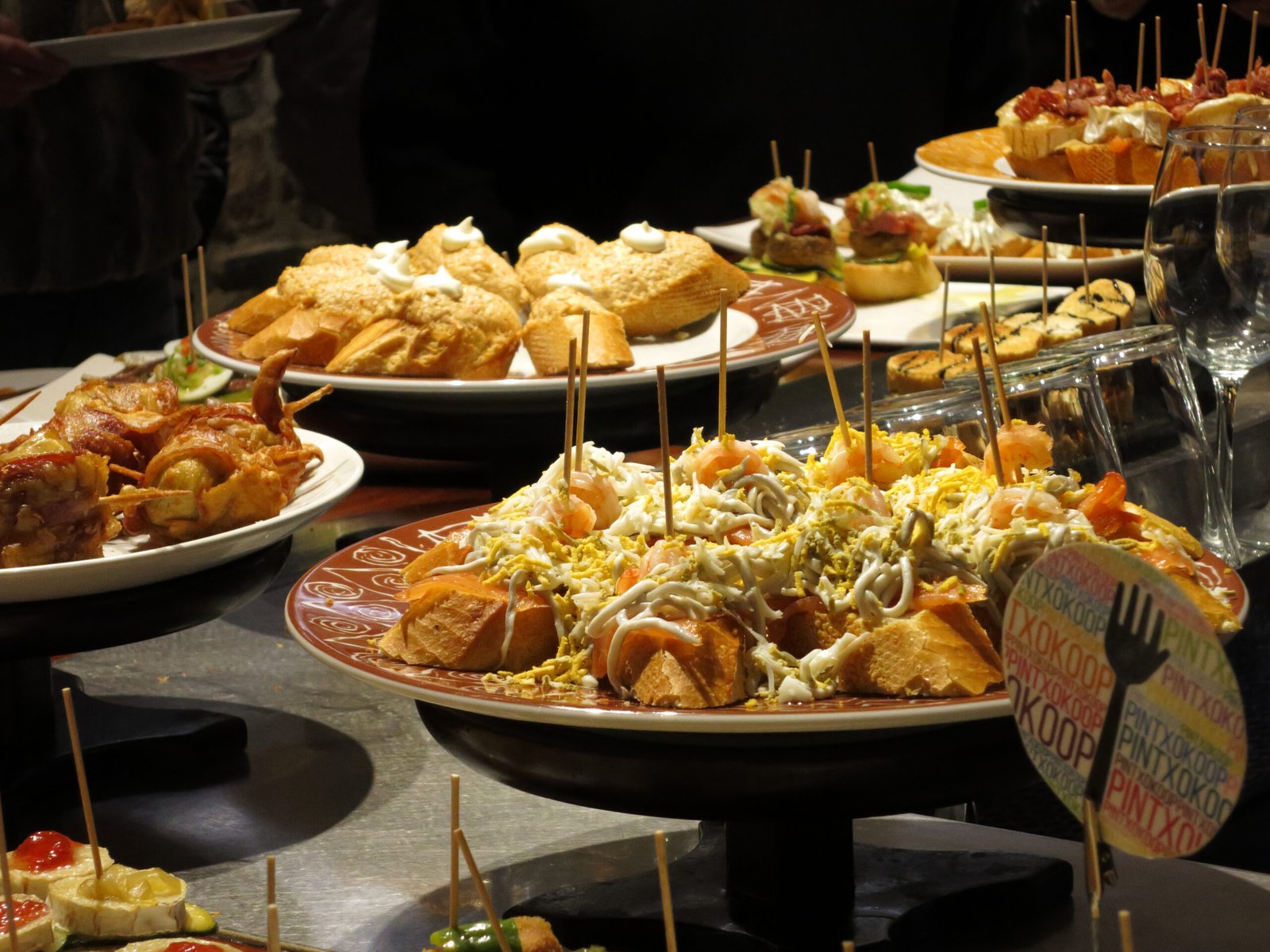 Barra con tapas y pintxos creativos