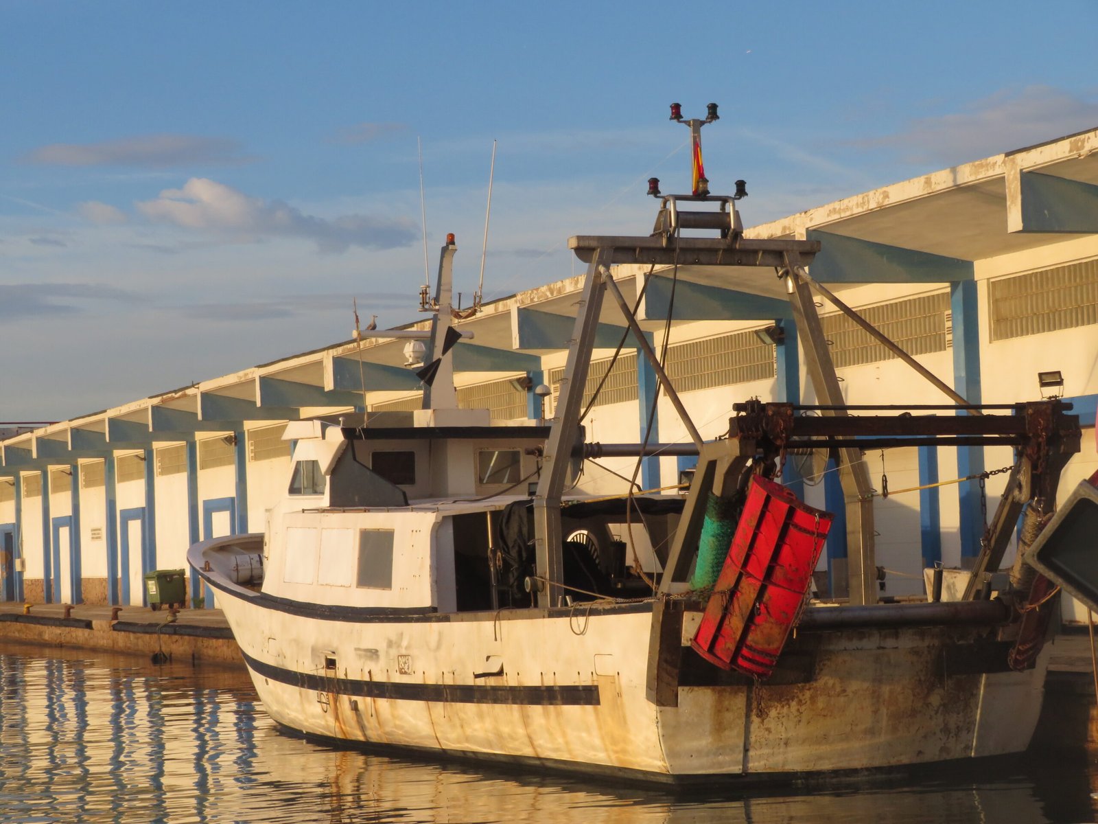 Barco pesquero ante la lonja