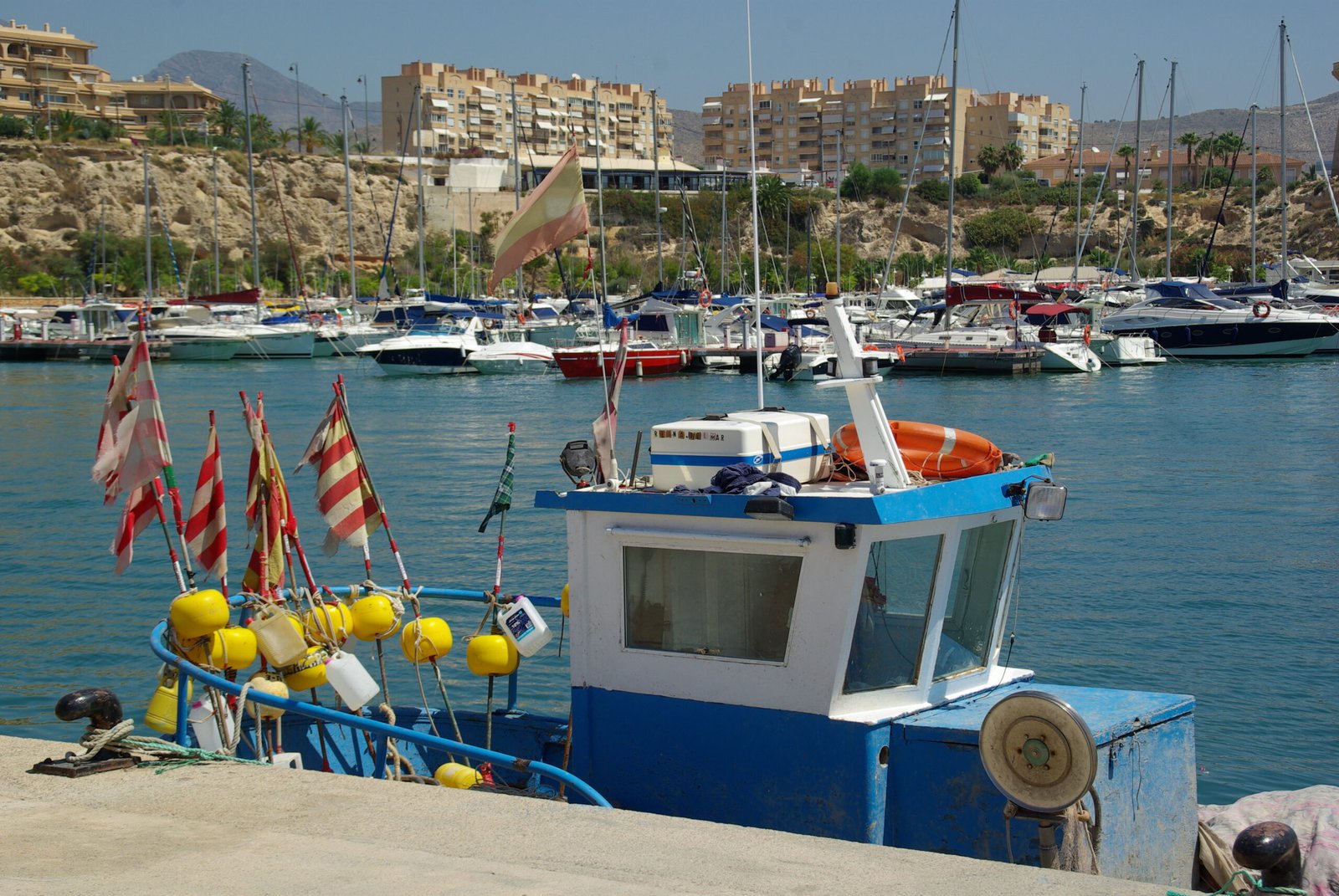 Puerto pesquero con barcos
