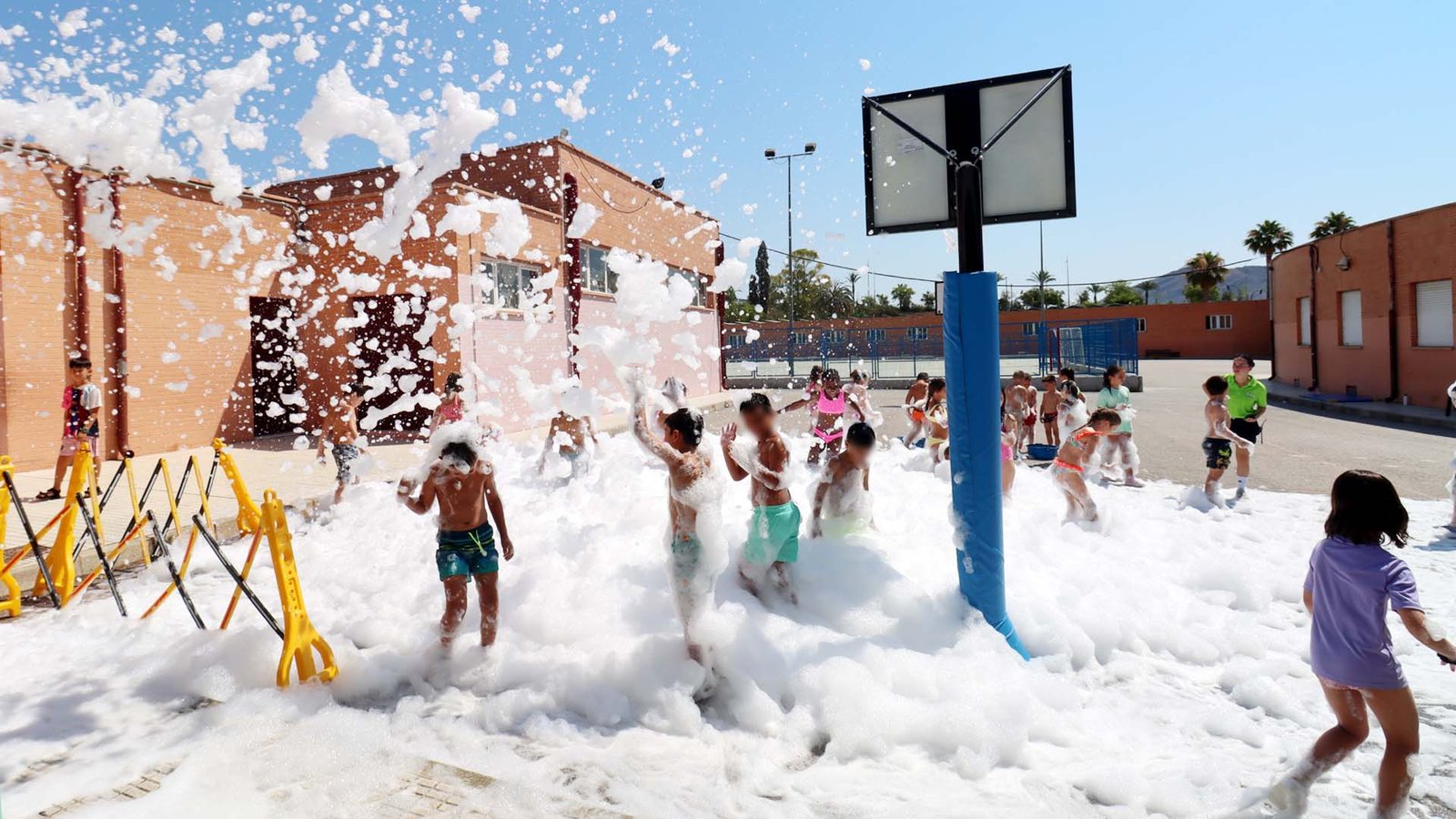 Últimos días para pedir las ayudas de la Escuela de Verano de Benidorm: hasta 95 € por un mes completo