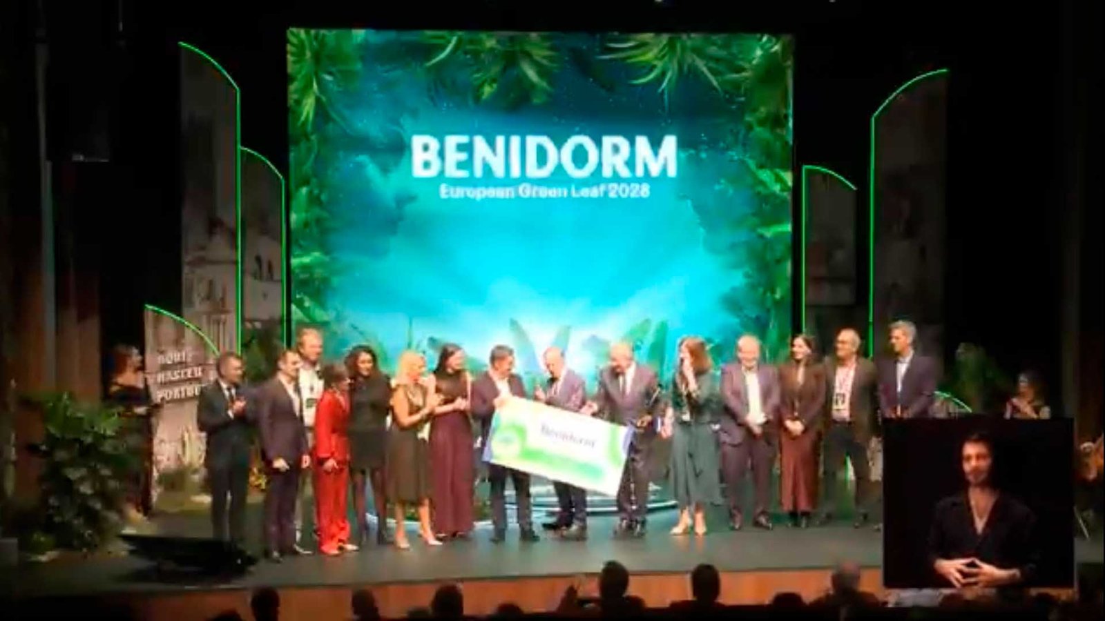 La delegación de Benidorm sobre el escenario del Teatro Jordão de Guimarães