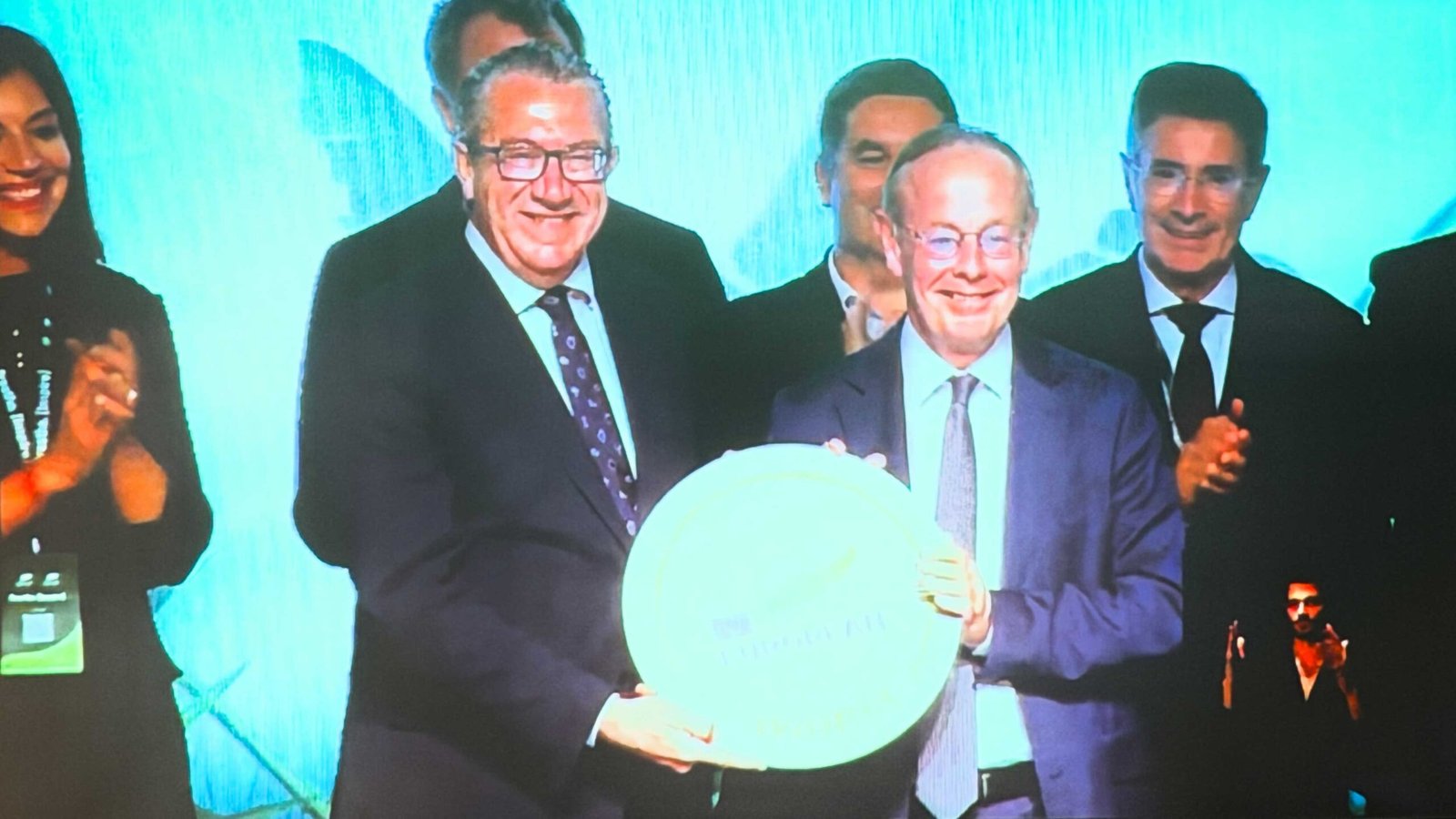 Momento de la entrega del premio European Green Leaf a la delegación de Benidorm