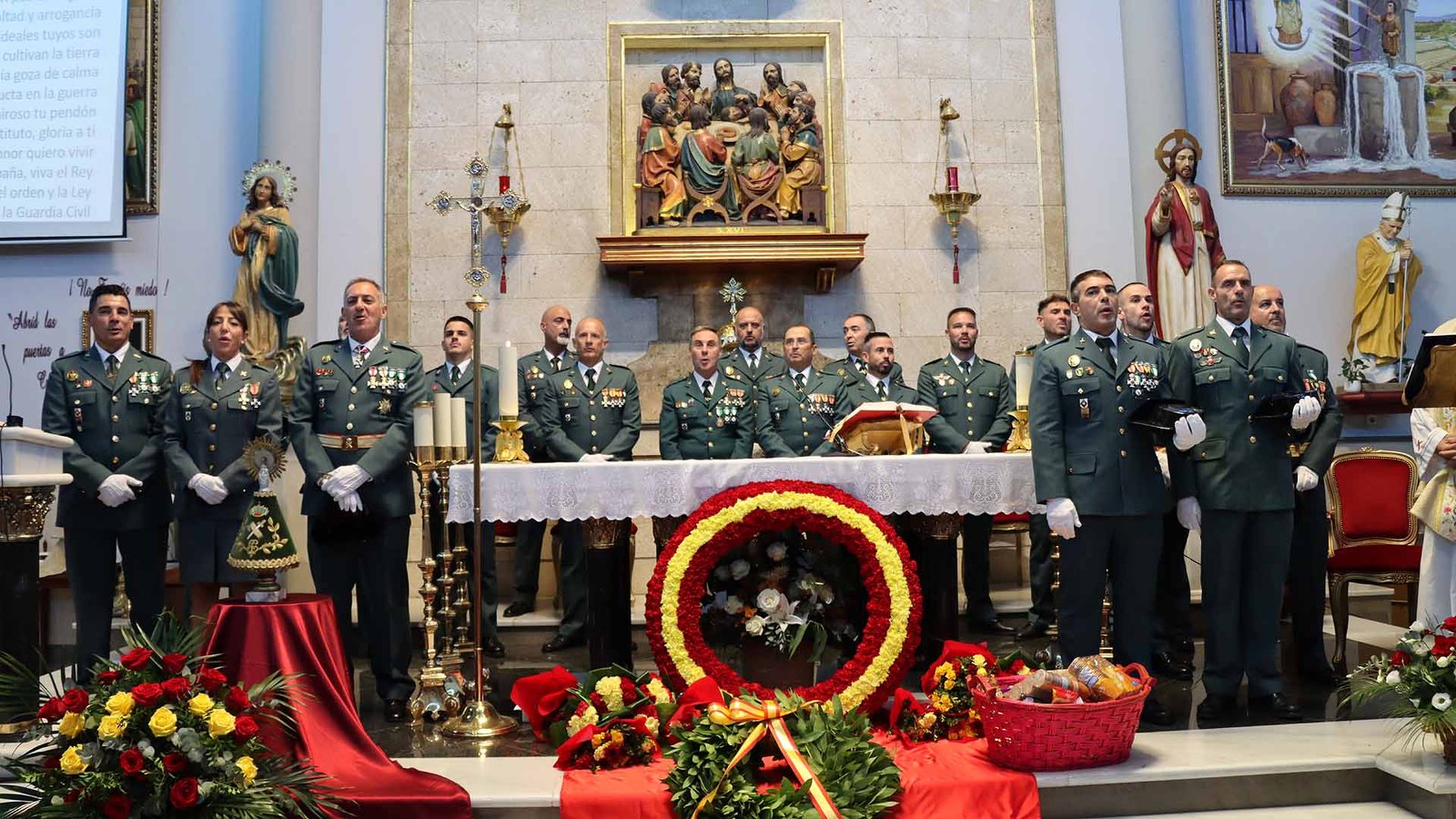 Agentes de la Guardia Civil durante la misa en honor de la Virgen del Pilar en la iglesia de la Almudena de Benidorm