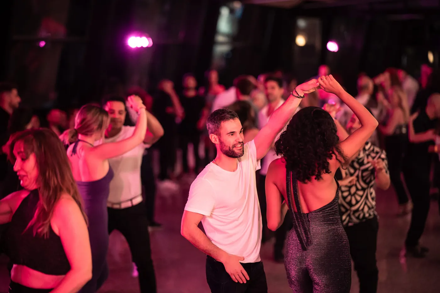 Ambiente de baile social en la pista de La Gozadera Weekend