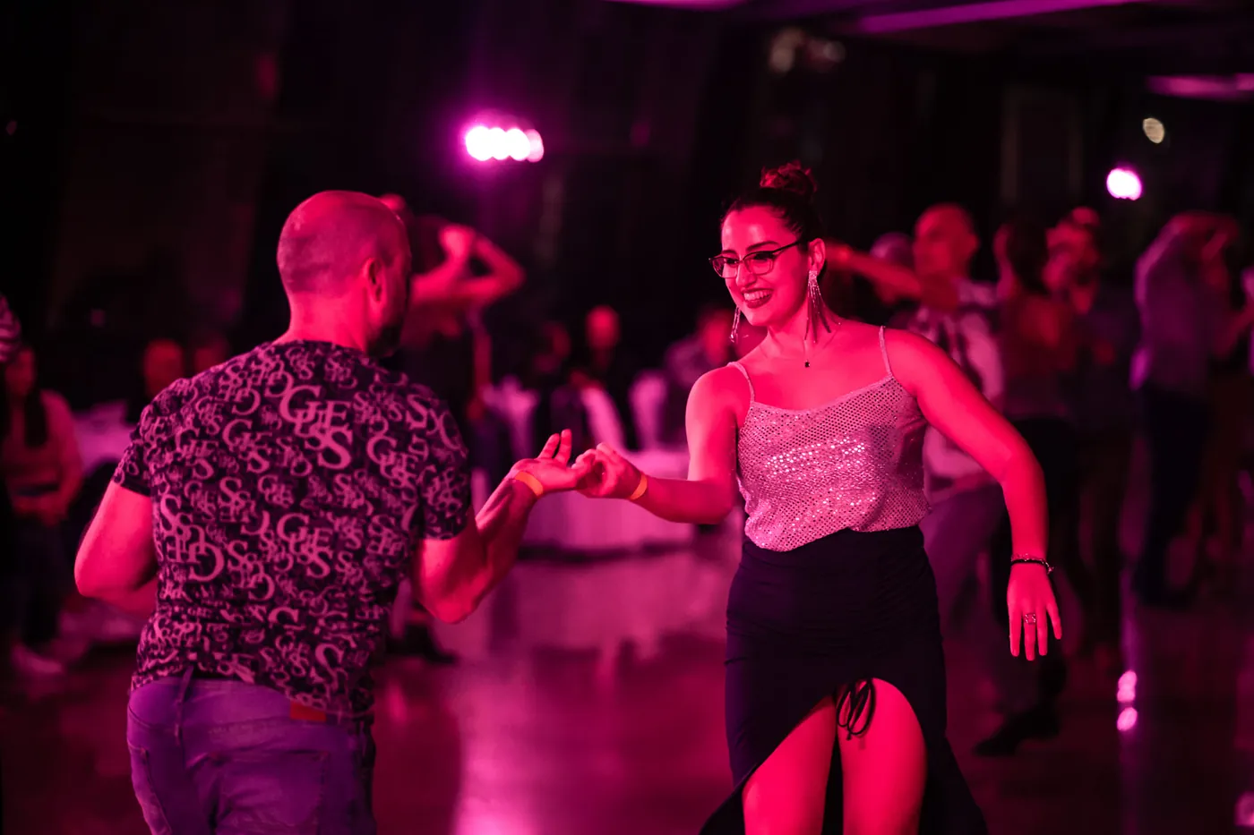 Una pareja baila en la pista durante la noche del festival
