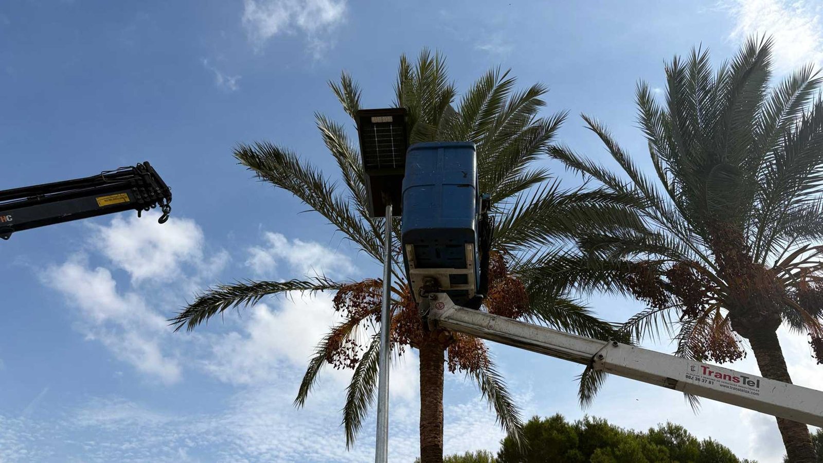 Instalación de una farola solar en un camino rural de Benidorm