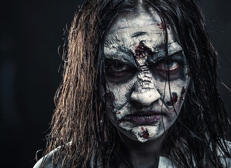 Maquillaje de caracterización de terror aplicado durante un curso