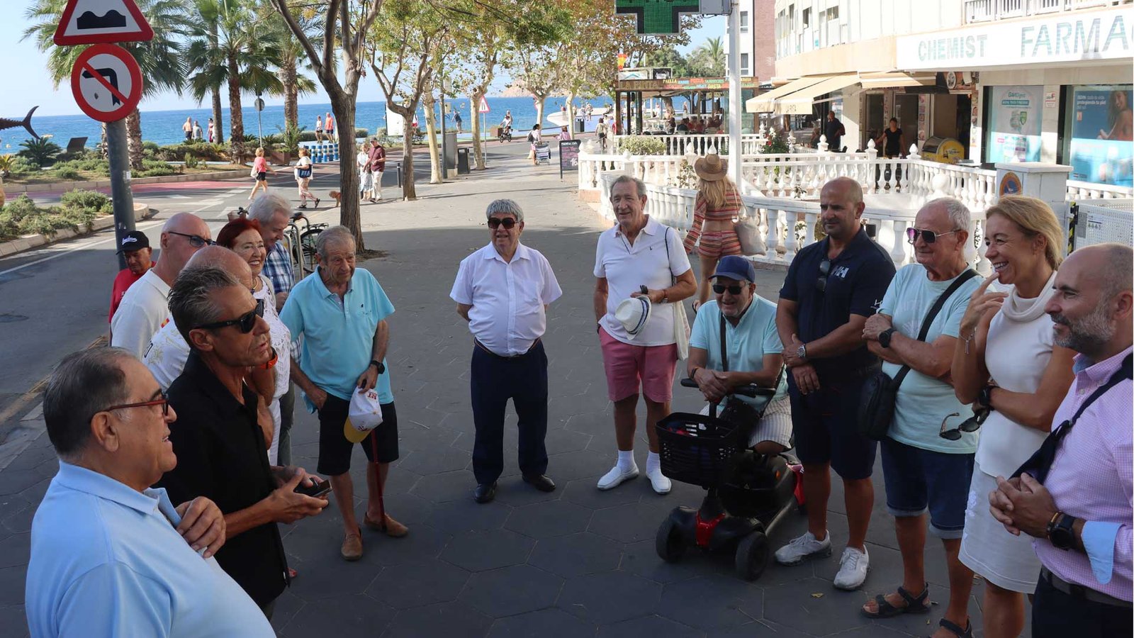 Reunión de la campaña A pie de calle con vecinos de Poniente sobre la obra del aparcamiento de Jaime I