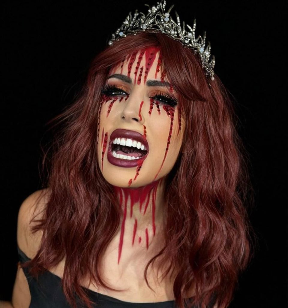 Ejemplo de maquillaje de Halloween con caracterización facial
