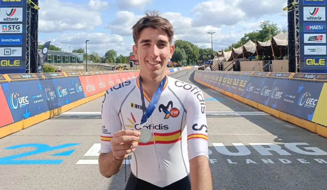 Héctor Álvarez con una de sus medallas internacionales