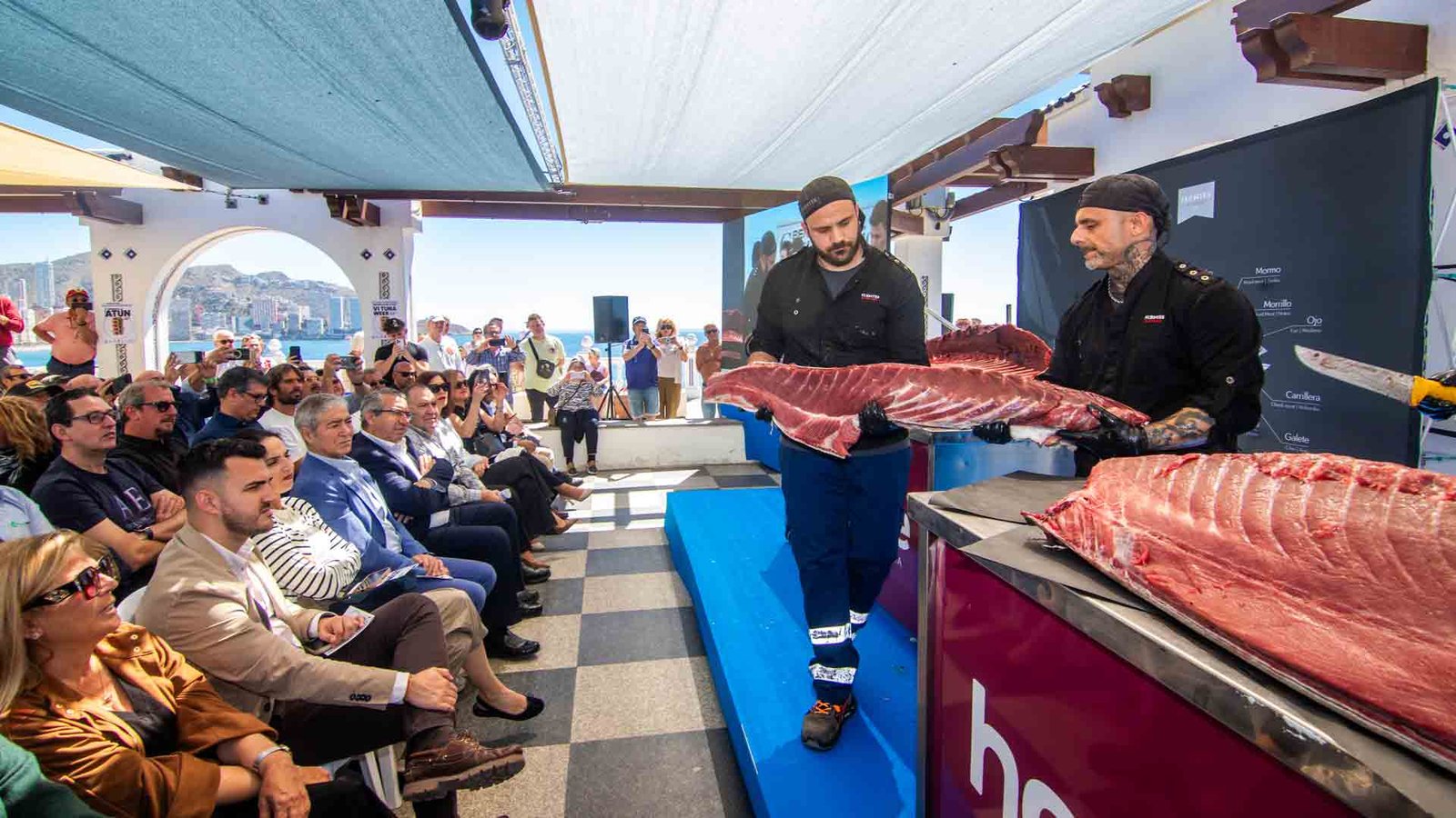 Exhibición de ronqueo de atún en un evento de Benidorm Gastronómico
