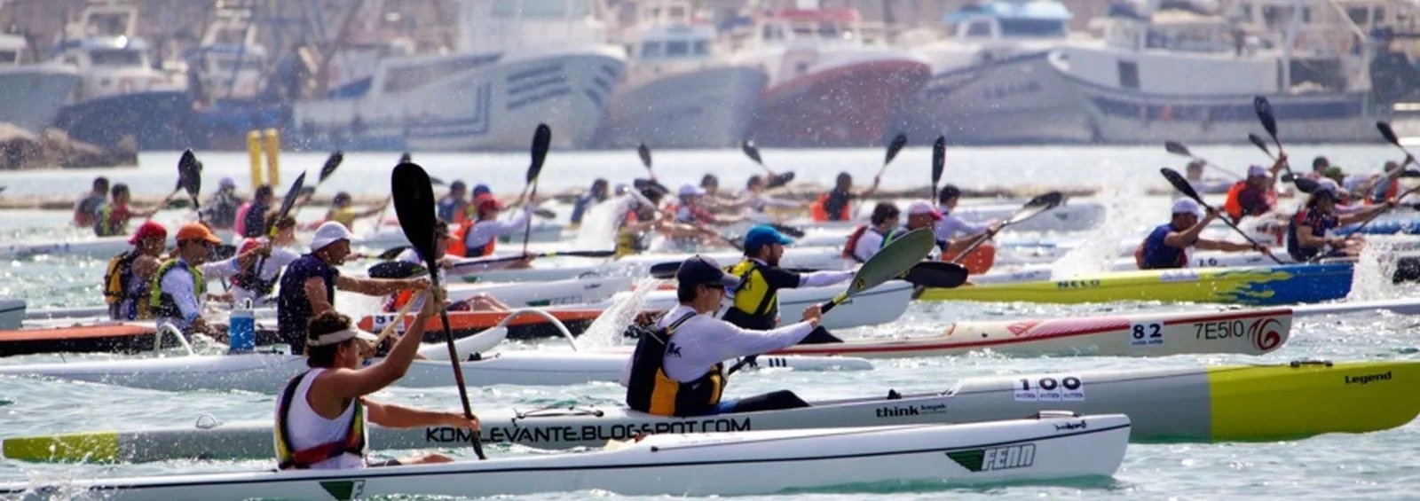Decenas de surfskis en una prueba de kayak de mar