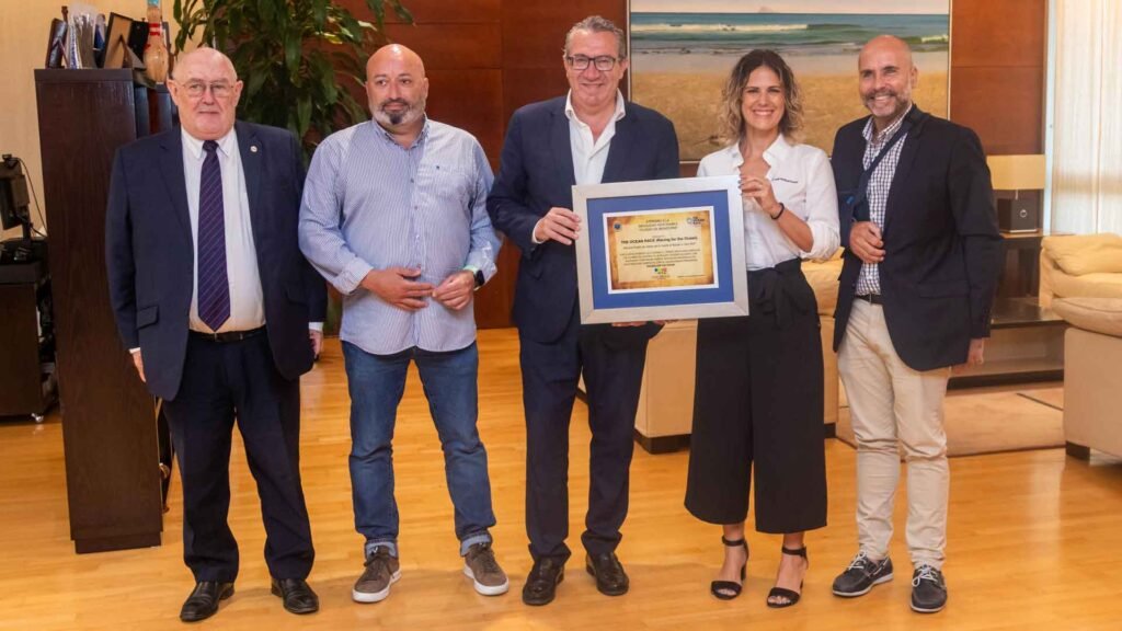 Benidorm entrega a The Ocean Race 2027 el Premio a la Movilidad Sostenible ‘Ciudad de Benidorm’