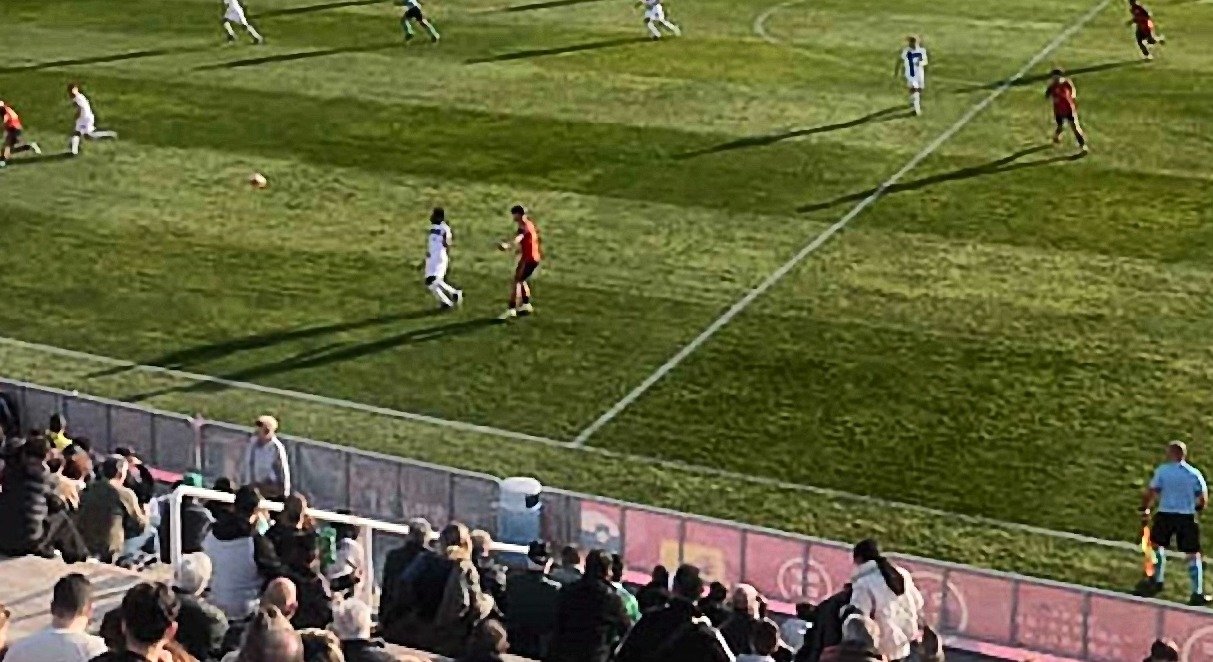 Acción de juego en el estadio Guillermo Amor de Benidorm