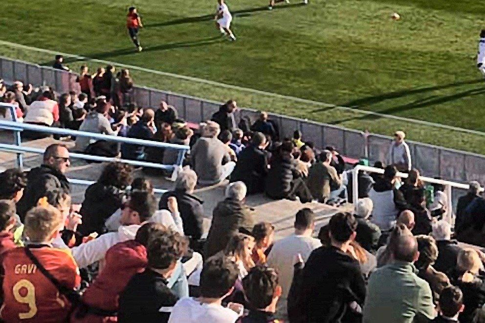 Aficionados en la grada del estadio Guillermo Amor durante un partido