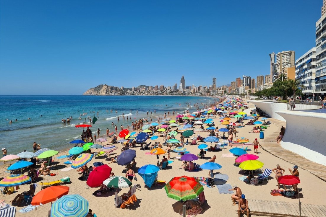 Baño en la playa de Levante de Benidorm en un día soleado