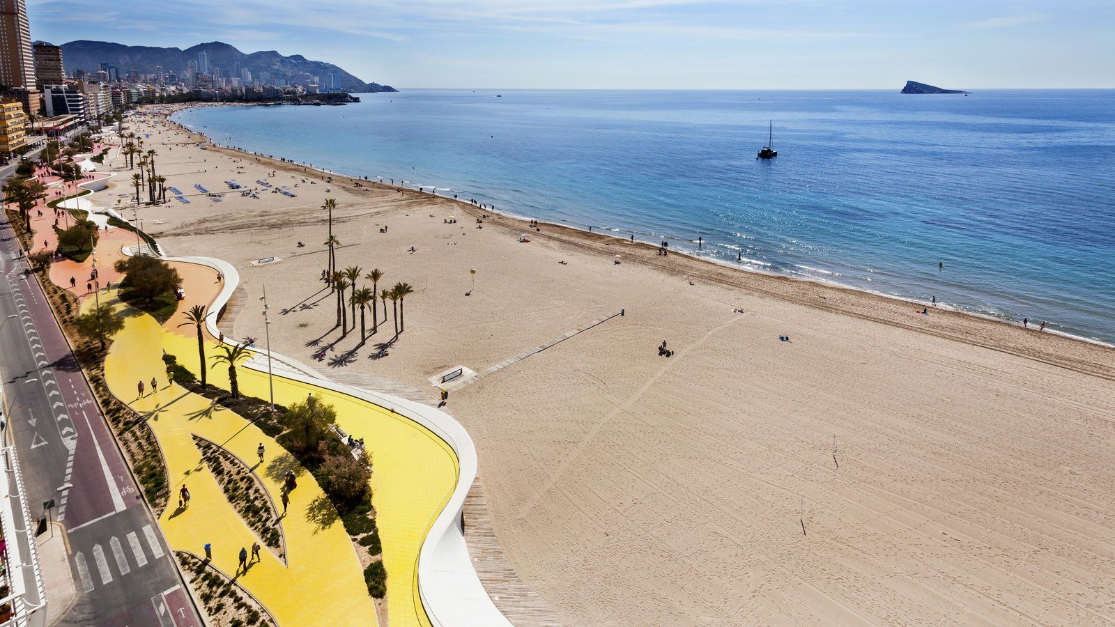 Paseo marítimo de la playa de Poniente en Benidorm, punto de salida y meta de la carrera