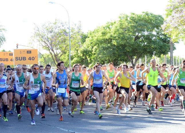 Corredores durante una carrera popular en el Paseo de Poniente de Benidorm