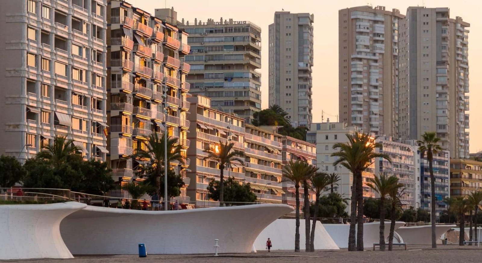 El Paseo de Poniente de Benidorm al atardecer, escenario de la carrera