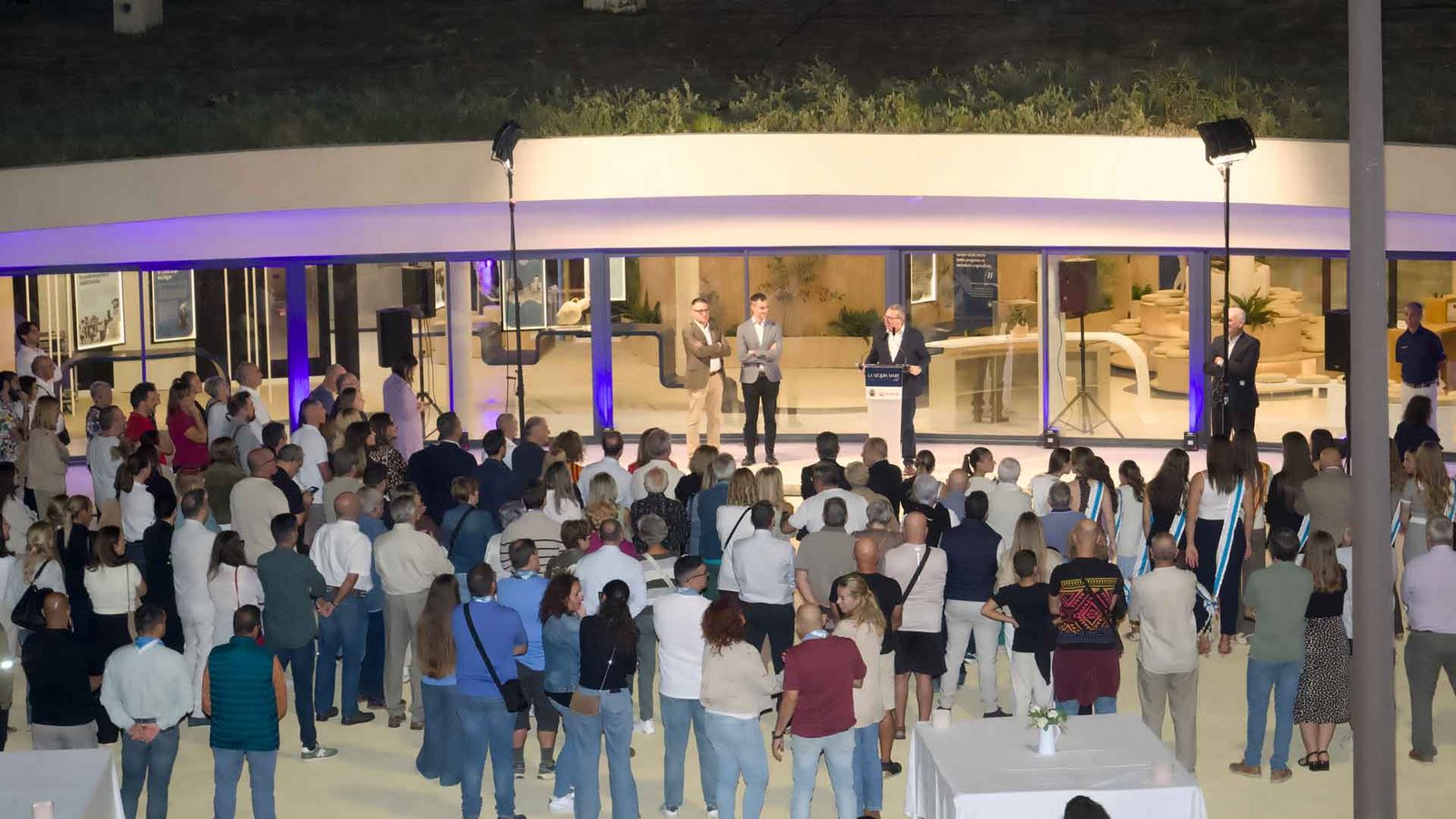 Gran afluencia de público en la apertura del centro
