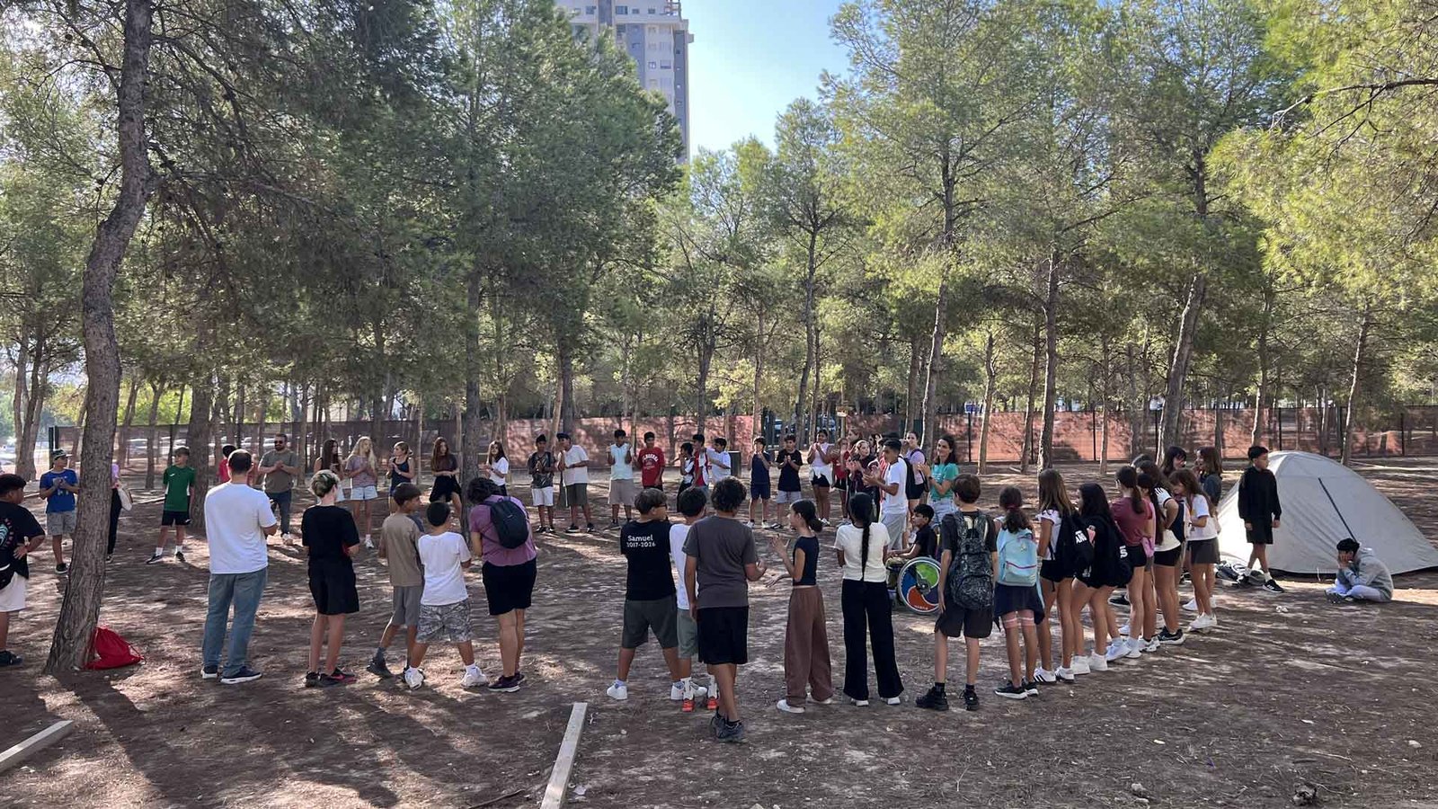 Estudiantes de Benidorm en la zona de acampada del nuevo albergue del Parc Séquia Mare